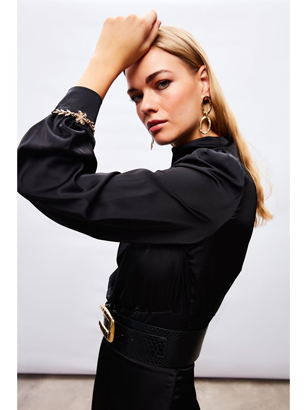 Kol Aksesuar Detaylı Bluz - Siyah-1