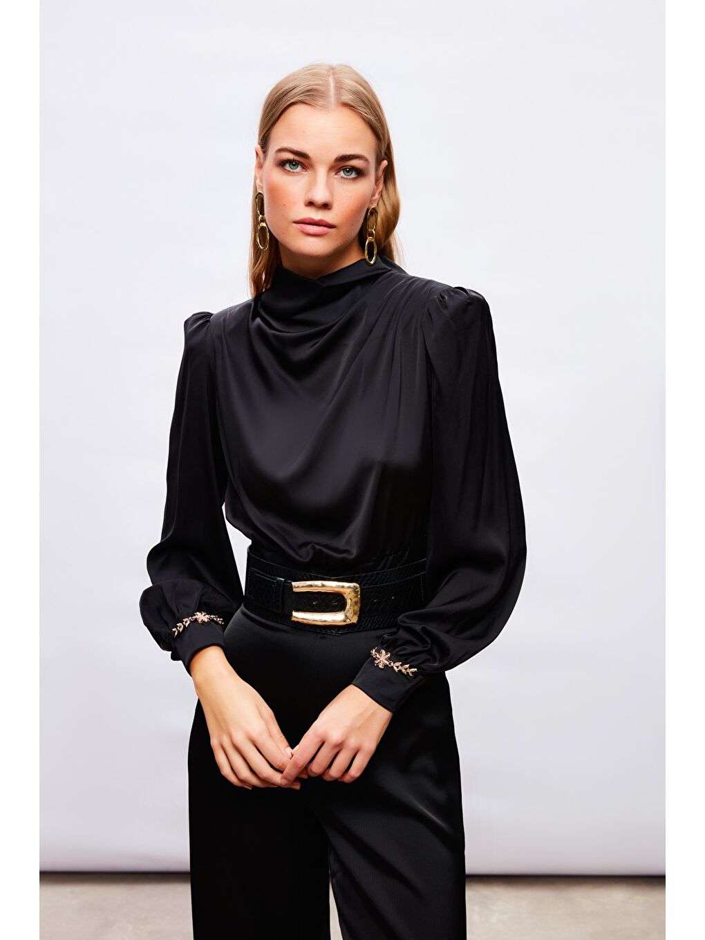 Kol Aksesuar Detaylı Bluz - Siyah-2