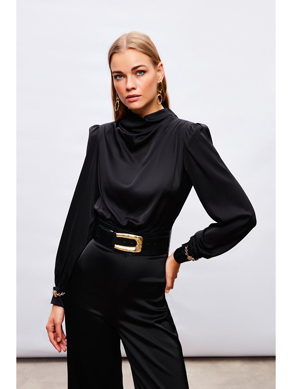 Kol Aksesuar Detaylı Bluz - Siyah-3