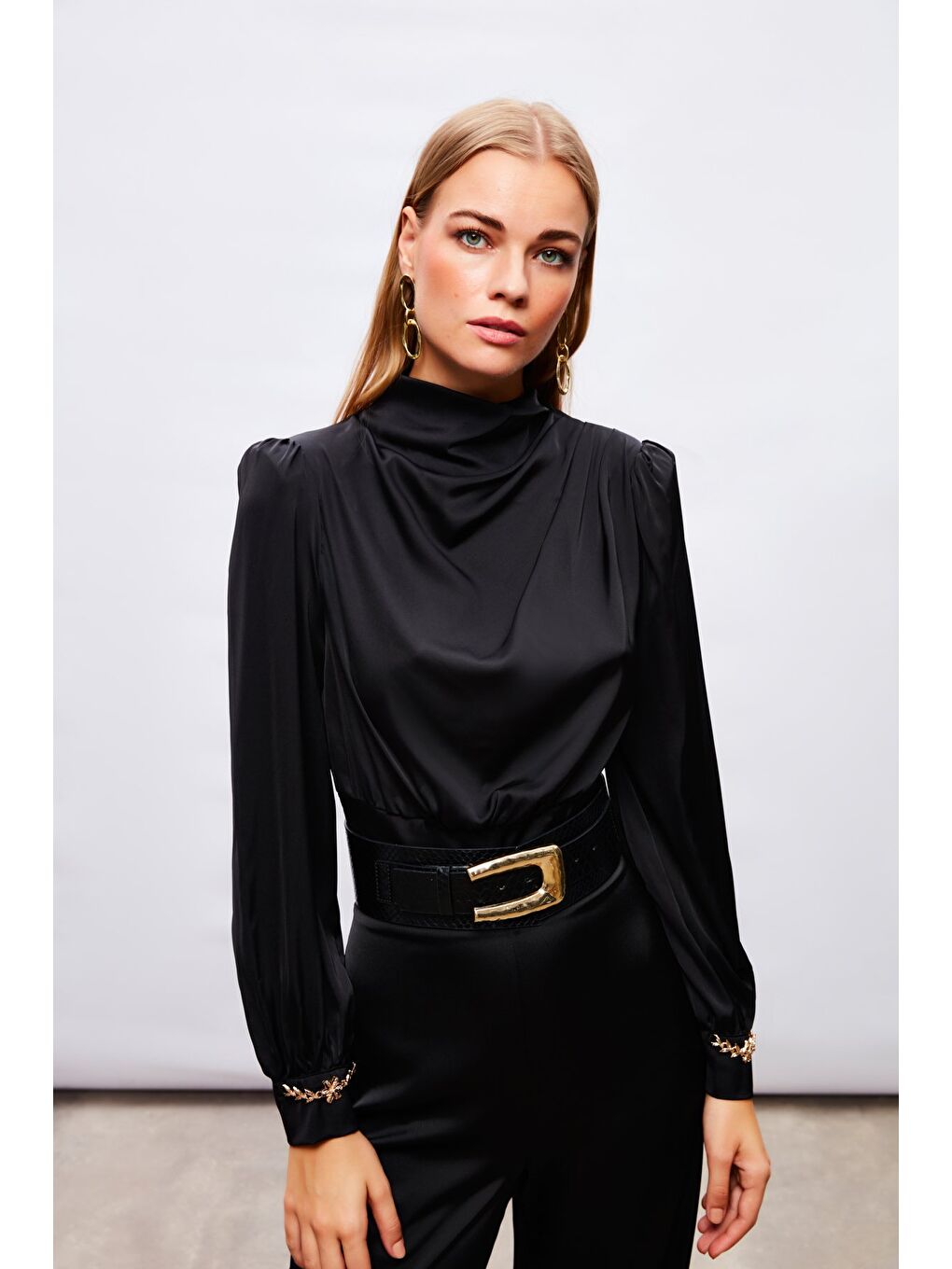 Kol Aksesuar Detaylı Bluz - Siyah-4