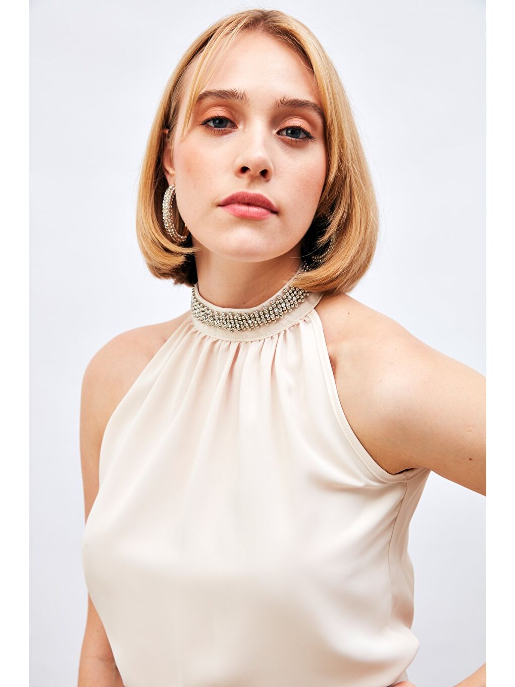 Yaka Aksesuarlı Kolsuz Bluz - Bej-1