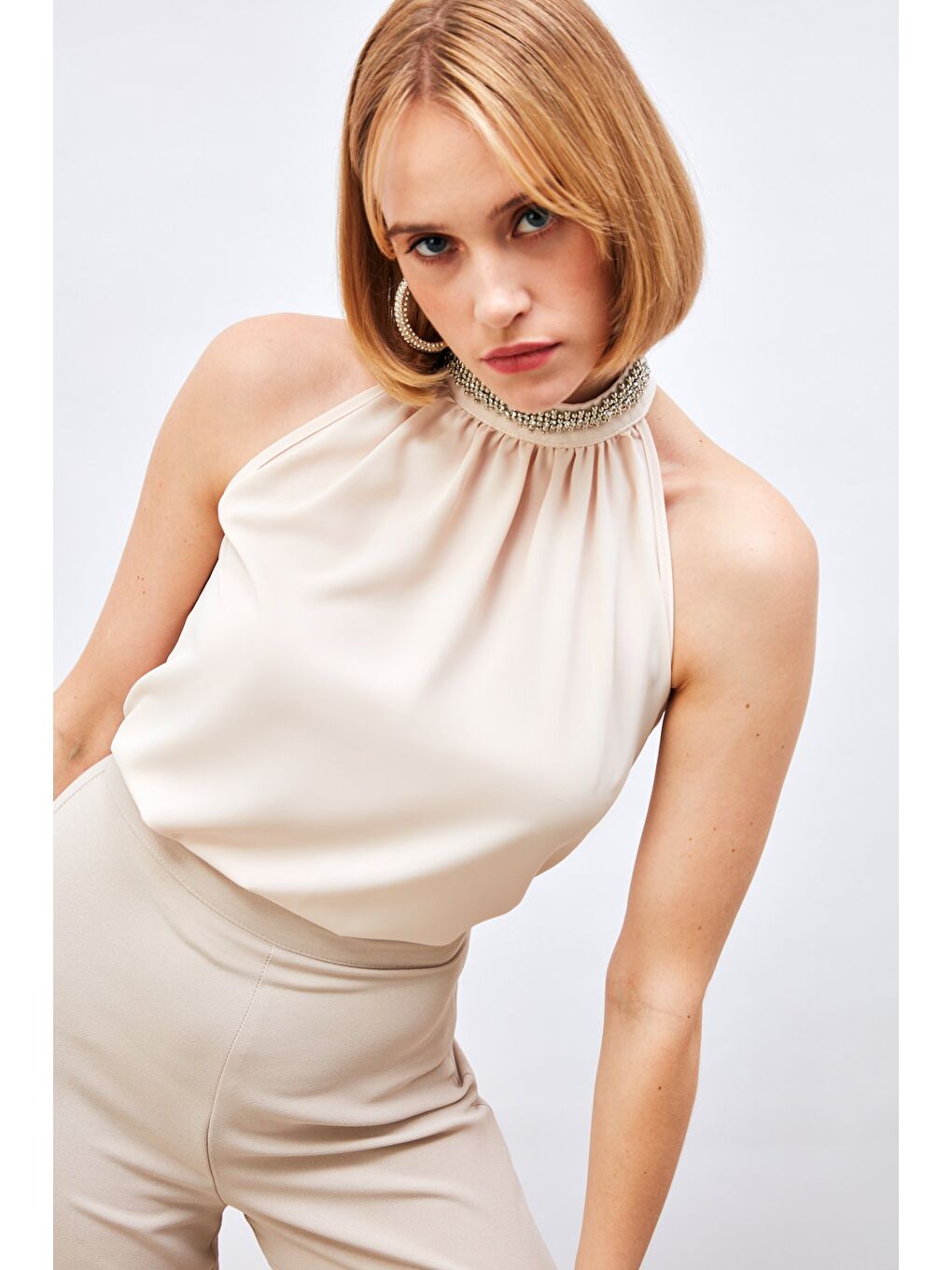 Yaka Aksesuarlı Kolsuz Bluz - Bej-2