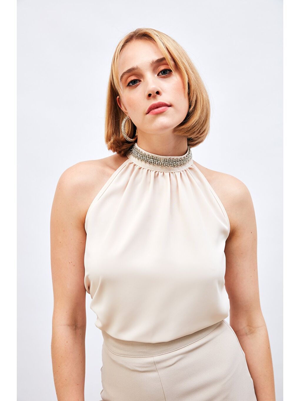 Yaka Aksesuarlı Kolsuz Bluz - Bej-3