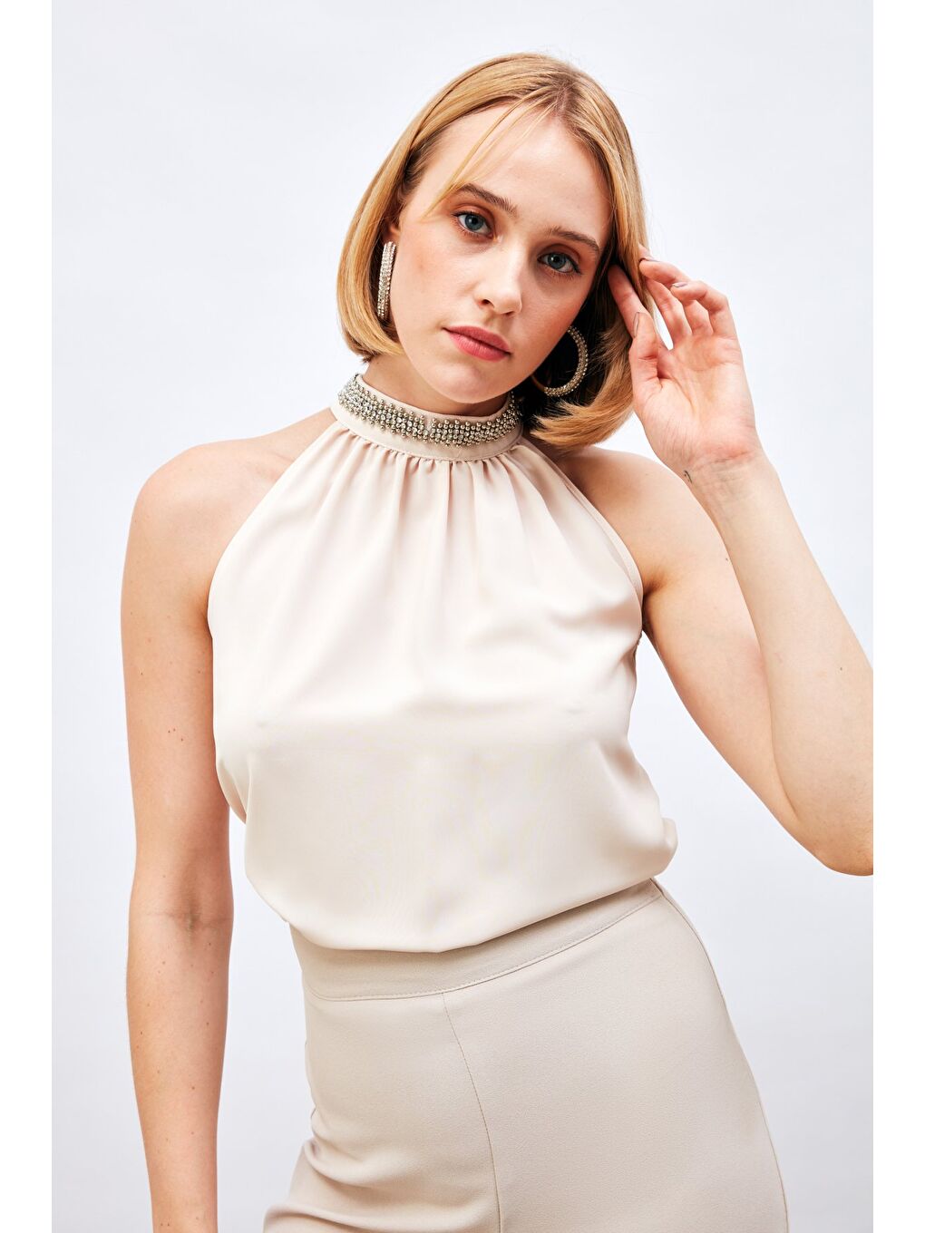 Yaka Aksesuarlı Kolsuz Bluz - Bej-4