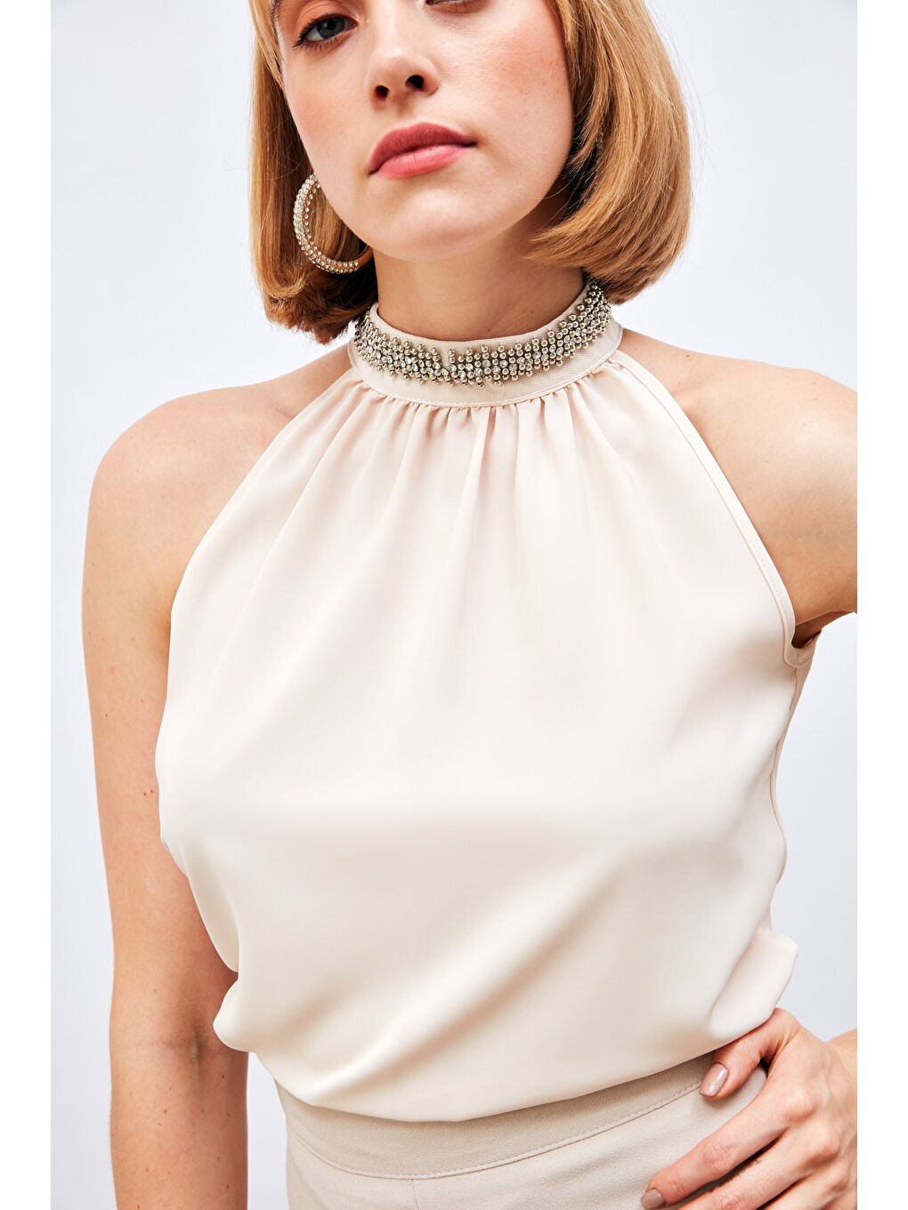 Yaka Aksesuarlı Kolsuz Bluz - Bej-5