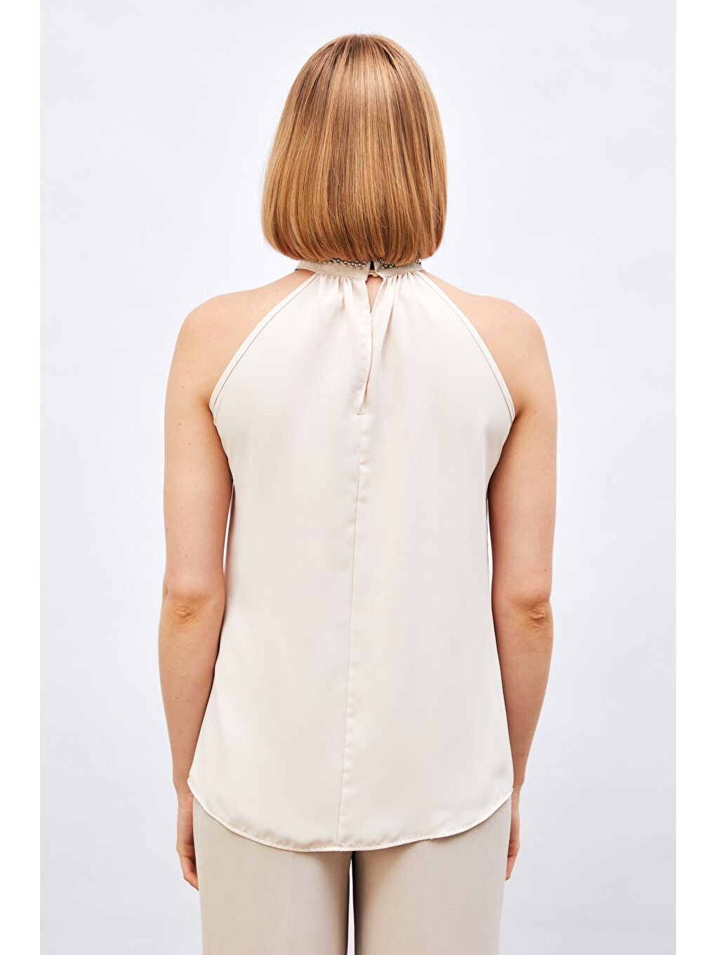 Yaka Aksesuarlı Kolsuz Bluz - Bej-6