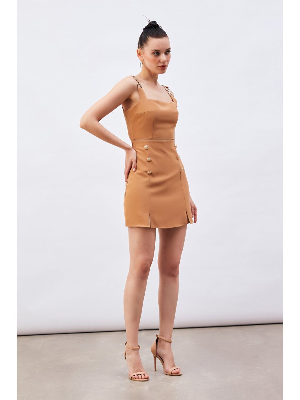 SATEEN Kahverengi Omuz Aksesuarlı Crop Bluz - Camel - 1