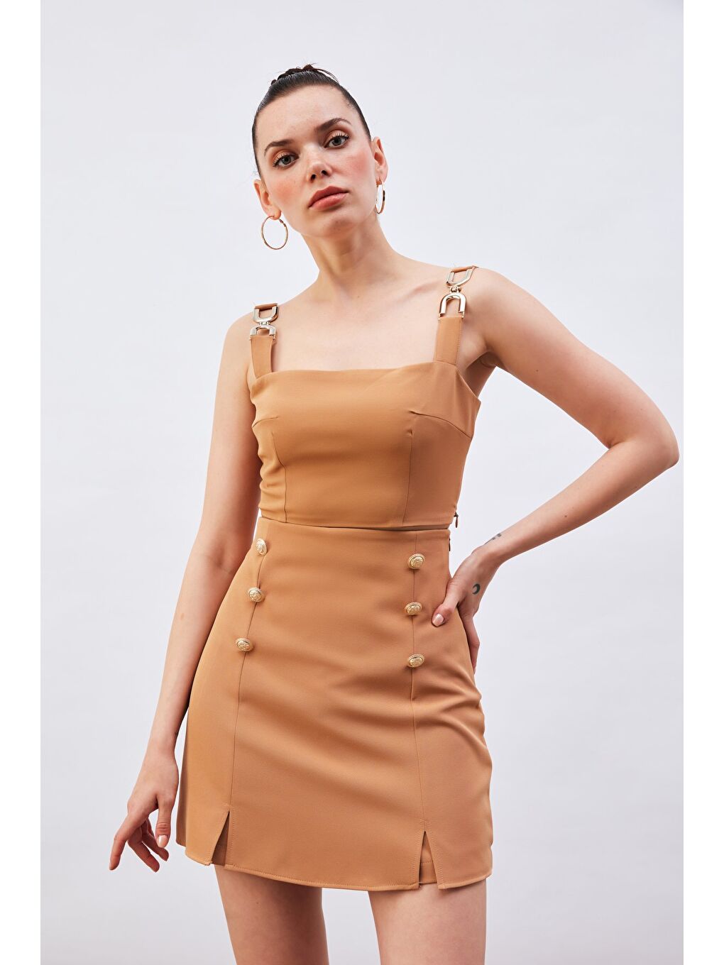 SATEEN Kahverengi Omuz Aksesuarlı Crop Bluz - Camel - 2