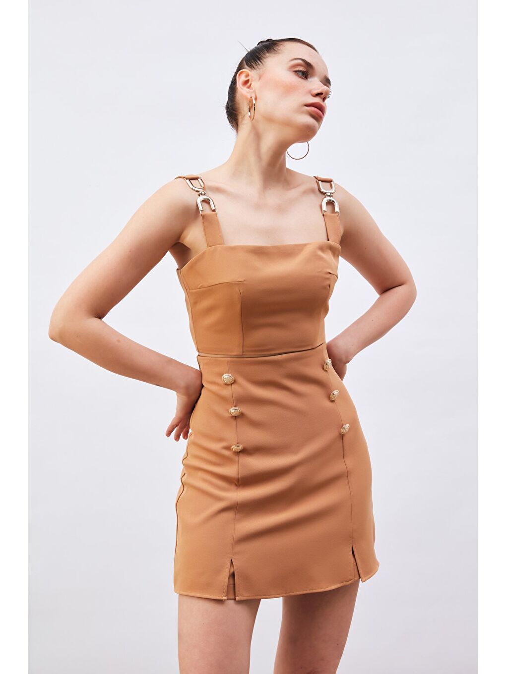 SATEEN Kahverengi Omuz Aksesuarlı Crop Bluz - Camel - 4