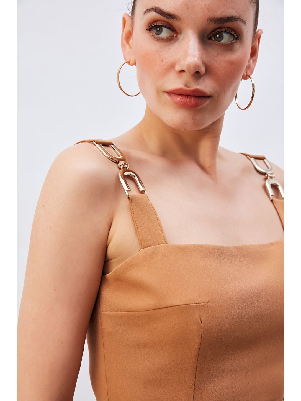 SATEEN Kahverengi Omuz Aksesuarlı Crop Bluz - Camel - 6