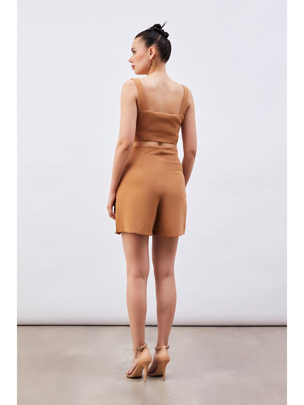 SATEEN Kahverengi Omuz Aksesuarlı Crop Bluz - Camel - 7