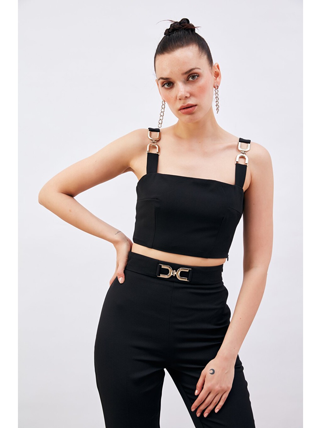 Omuz Aksesuarlı Crop Bluz - Siyah
