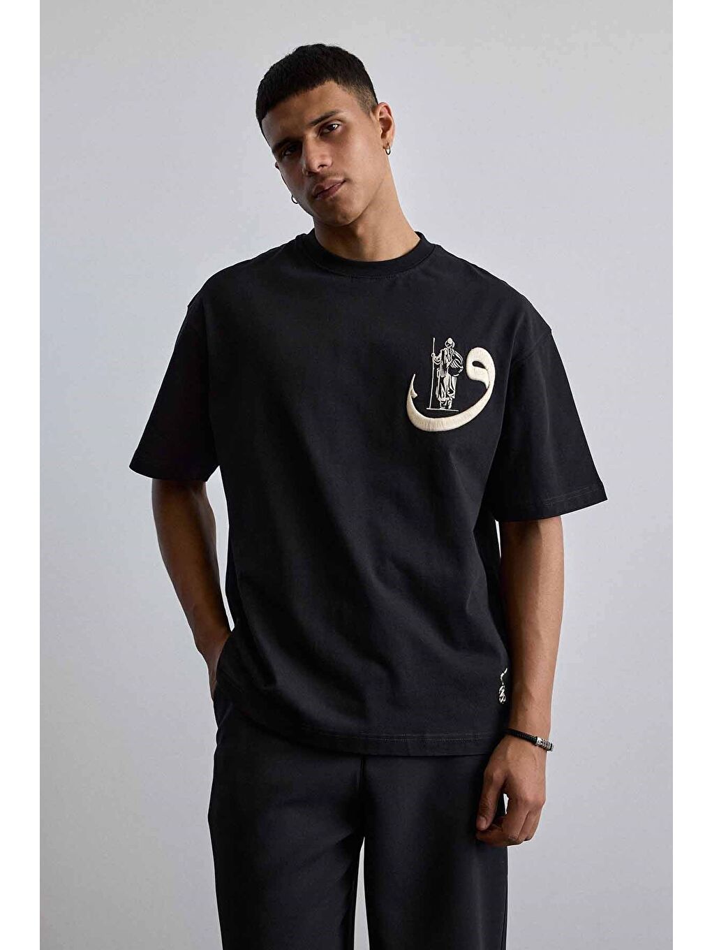 Erkek Oversize Pamuklu Kaligrafi Nakışlı Motif T-Shirt Siyah-4