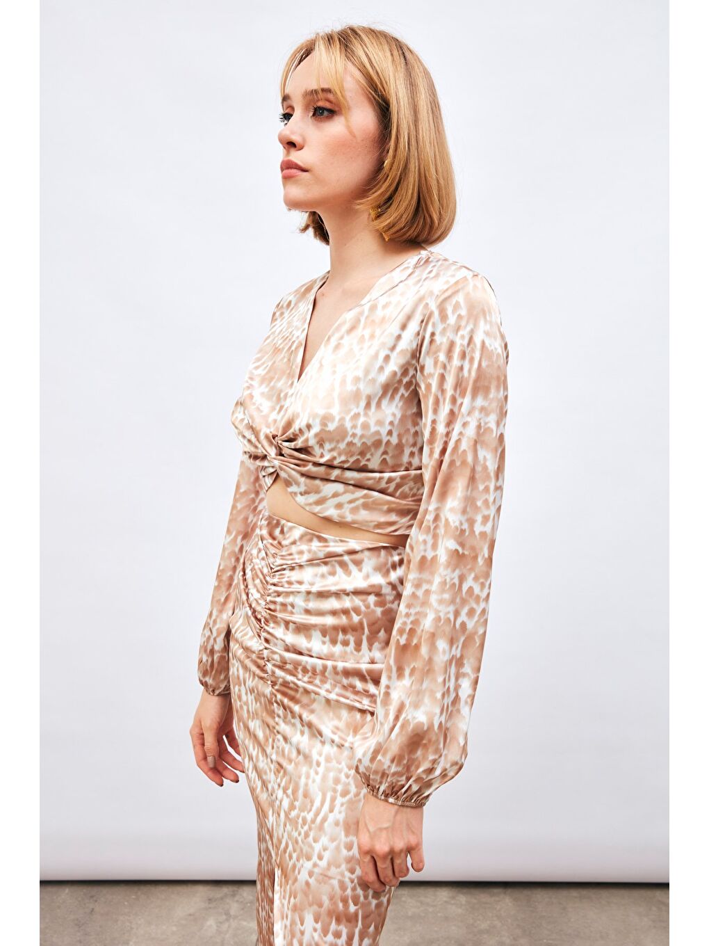 Kahverengi Düğüm Detaylı Desenli Bluz - Kahve-1