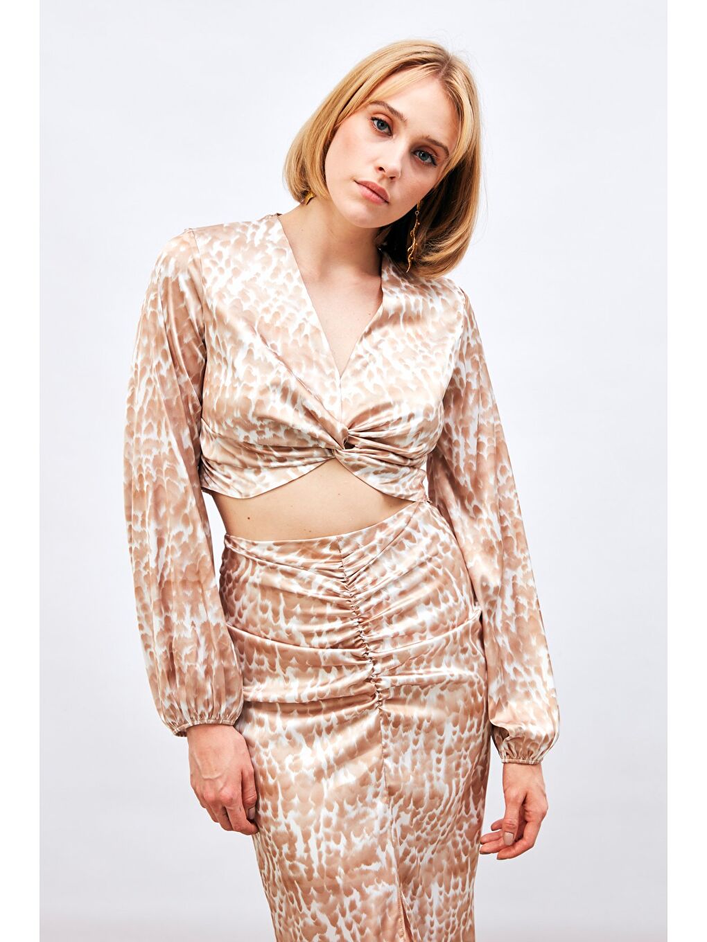 Kahverengi Düğüm Detaylı Desenli Bluz - Kahve-2