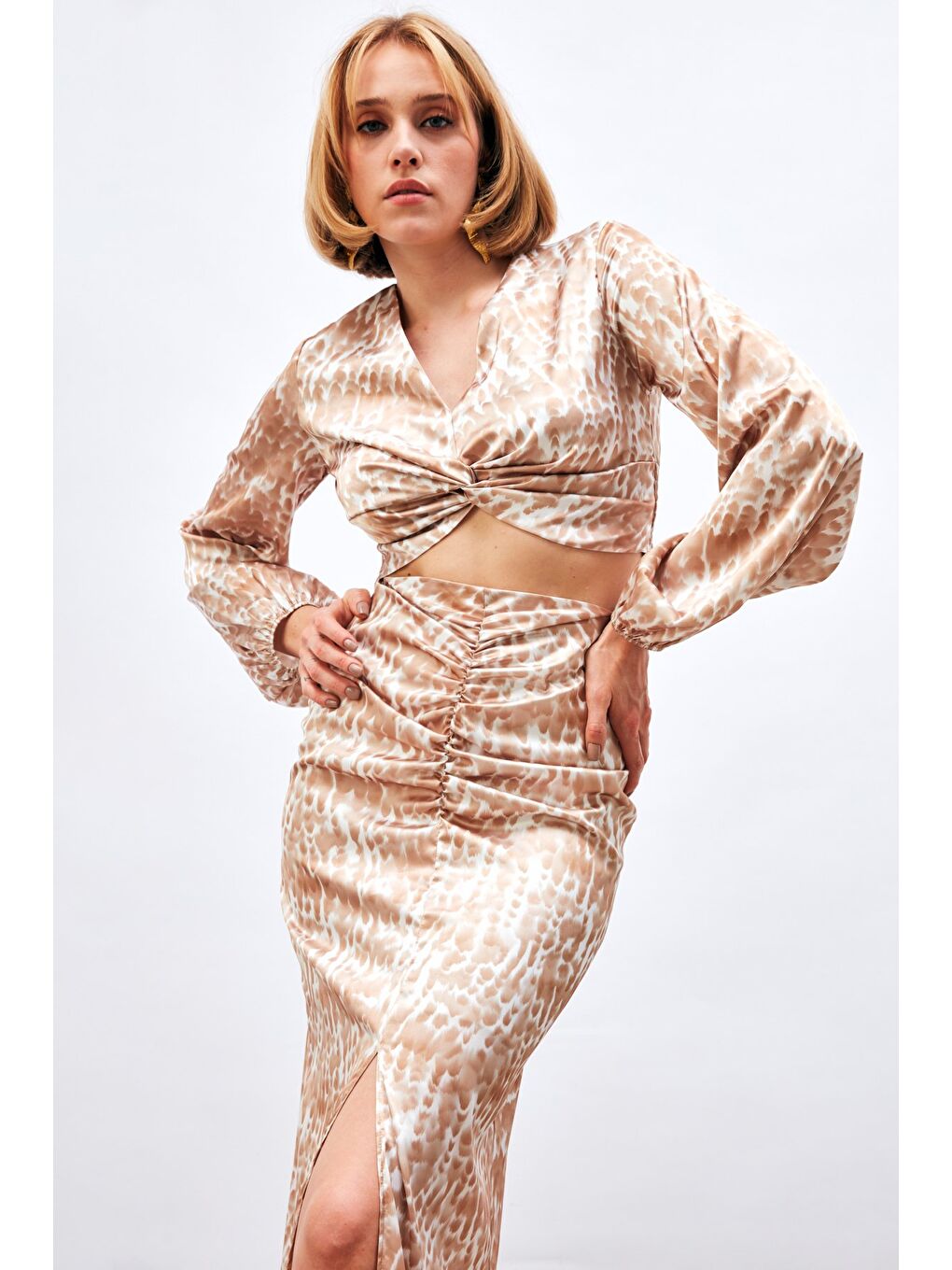 Kahverengi Düğüm Detaylı Desenli Bluz - Kahve-3