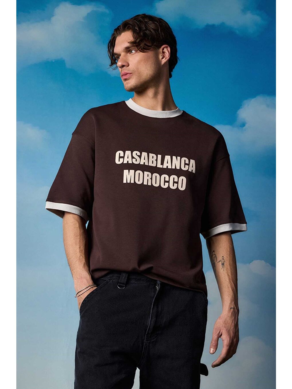 Erkek Oversize Şehir Serisi Kontrast Yaka T-Shirt Kahverengi / Gri-2