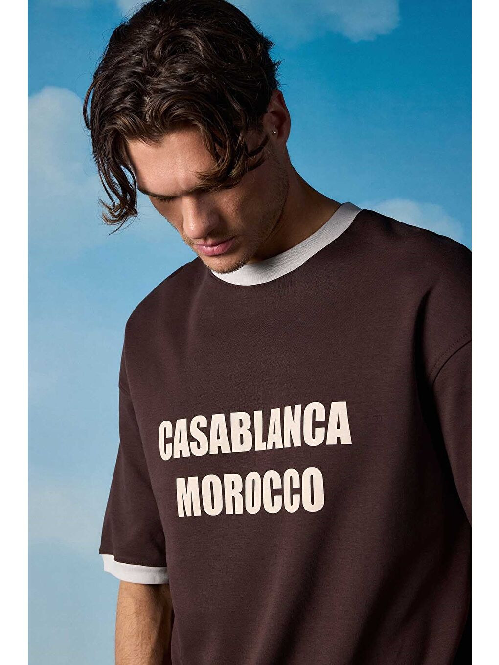 Erkek Oversize Şehir Serisi Kontrast Yaka T-Shirt Kahverengi / Gri-3