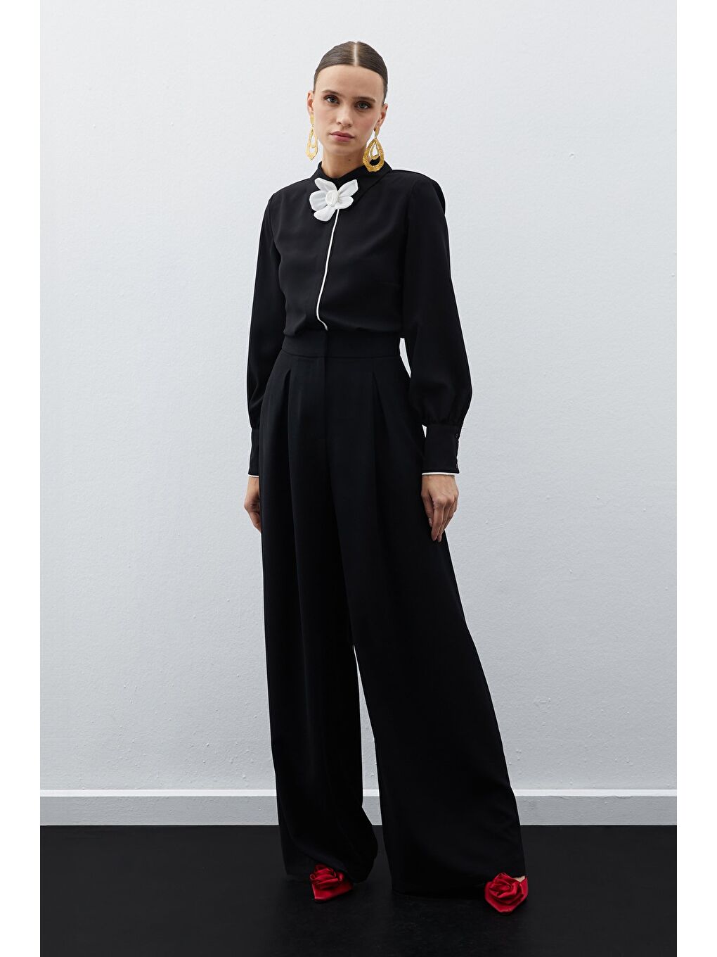 Yaka Çiçek Detaylı Bluz - Siyah