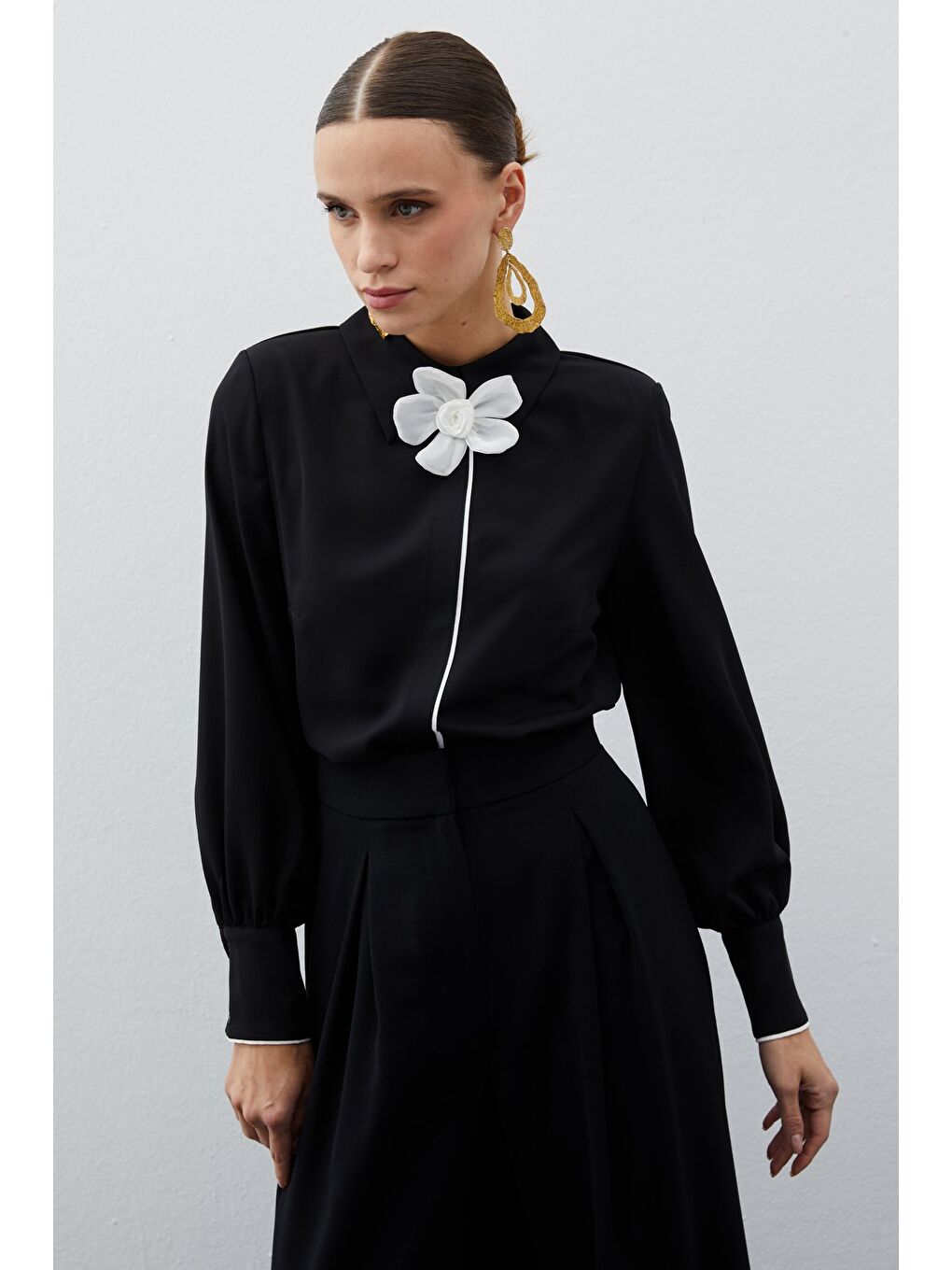 Yaka Çiçek Detaylı Bluz - Siyah-1