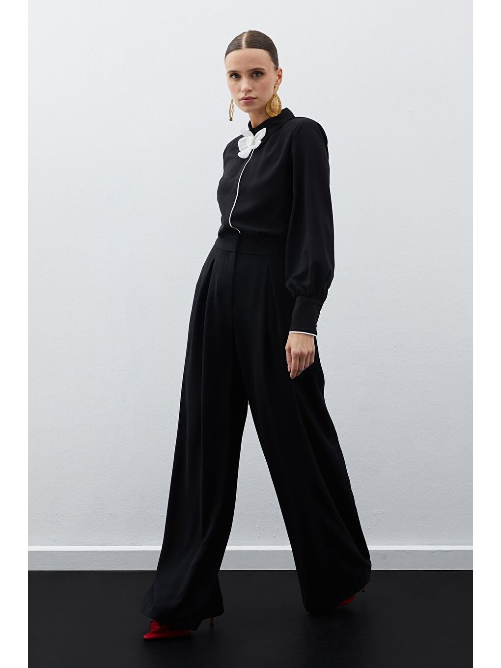 Yaka Çiçek Detaylı Bluz - Siyah-2