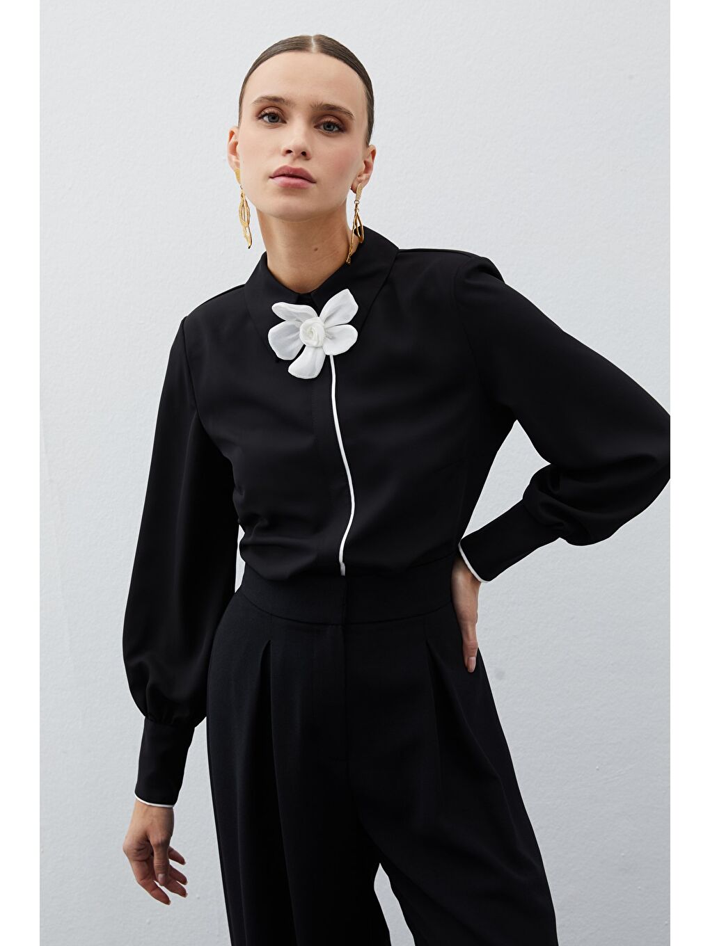 Yaka Çiçek Detaylı Bluz - Siyah-3
