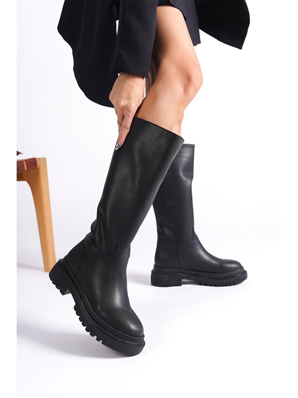 Siyah Kalın Topuklu Kadın Çizme
