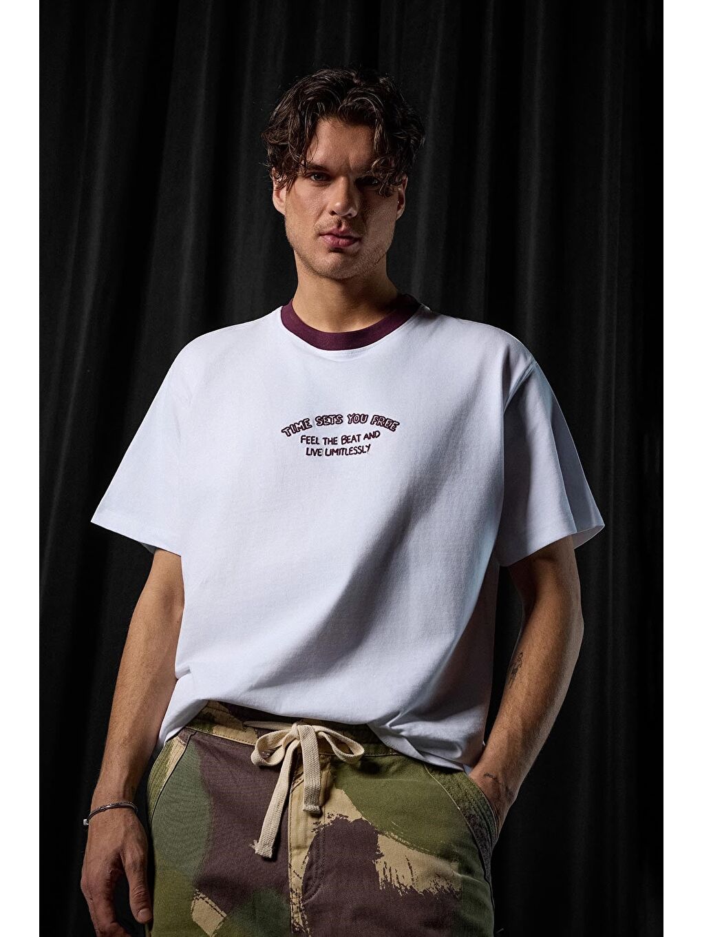 Erkek Oversize Minimal Nakış Detaylı Basic T-Shirt Beyaz / Mürdüm-2