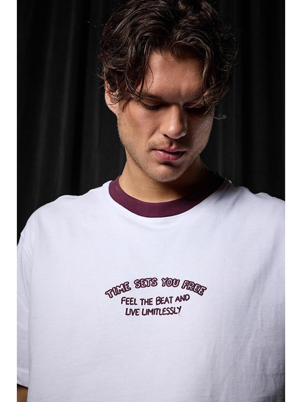 Erkek Oversize Minimal Nakış Detaylı Basic T-Shirt Beyaz / Mürdüm-3