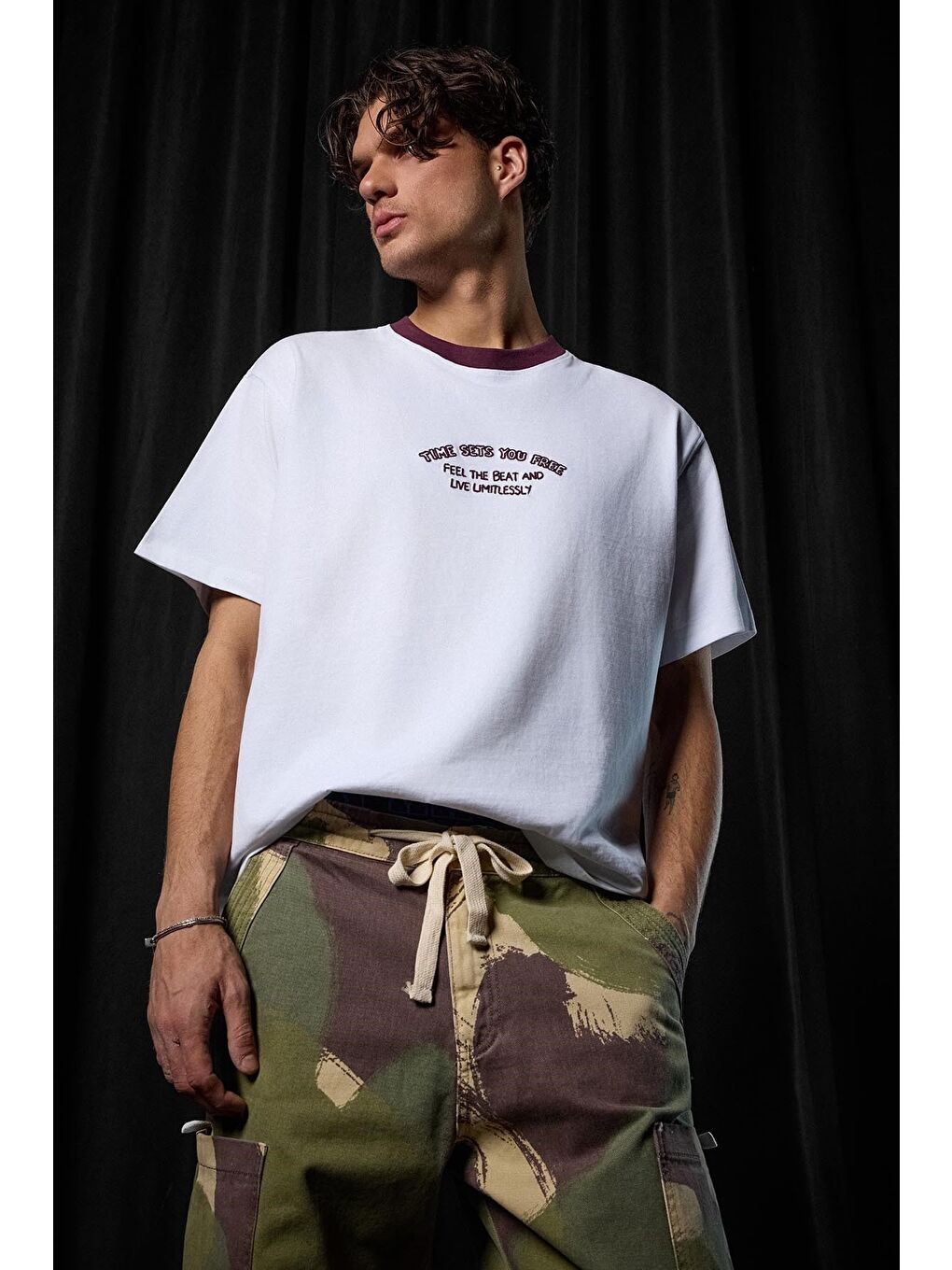 Erkek Oversize Minimal Nakış Detaylı Basic T-Shirt Beyaz / Mürdüm-4