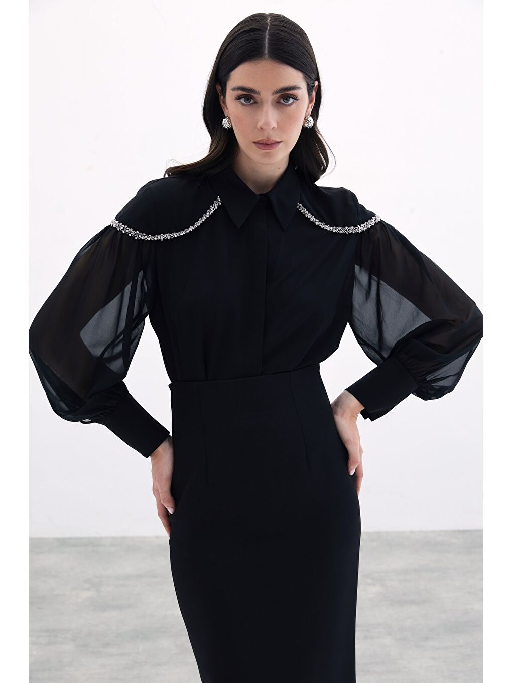 Balon Kollu Aksesuarlı Gömlek - Siyah-1