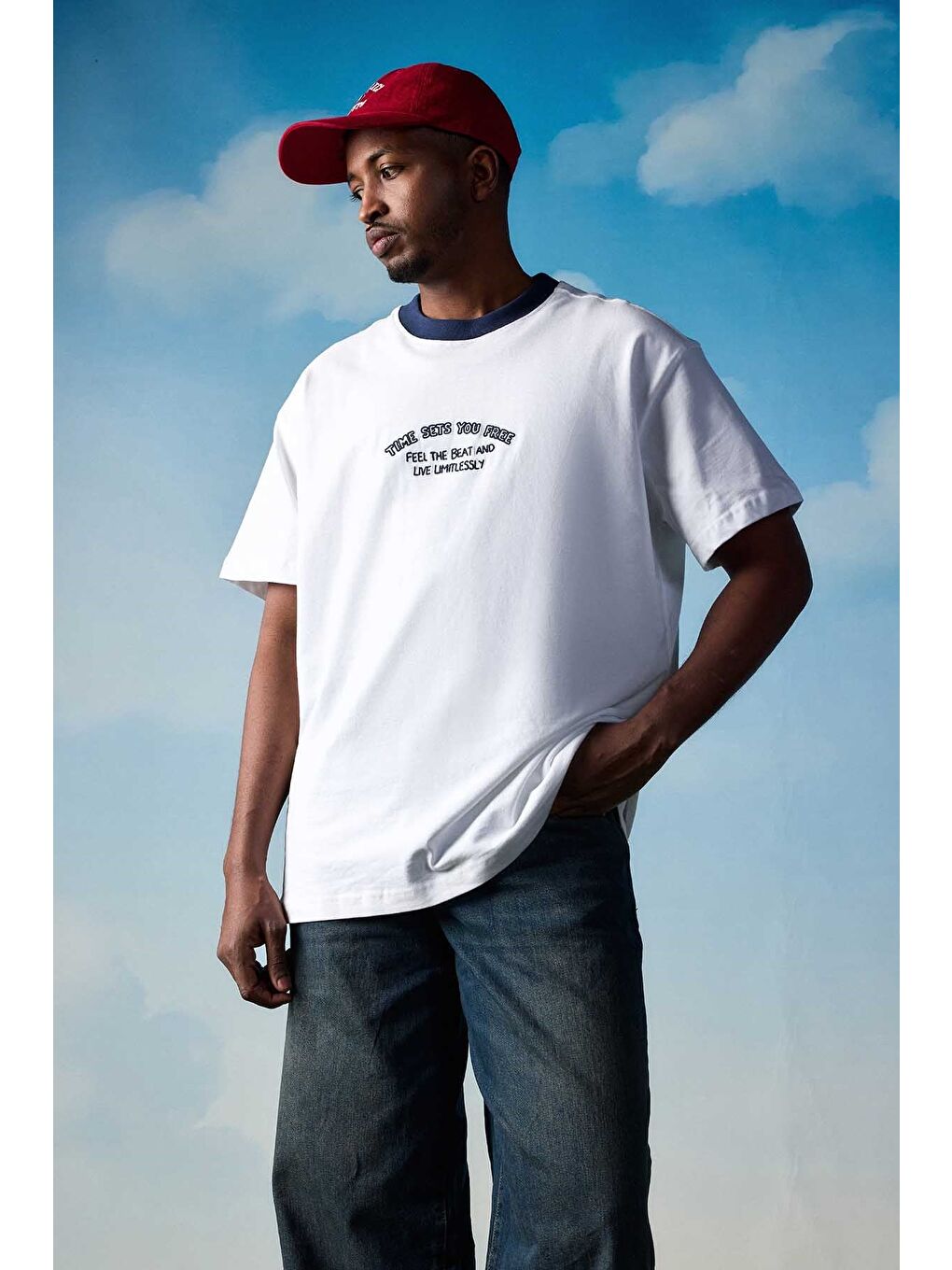 Erkek Oversize Minimal Nakış Detaylı Basic T-Shirt Beyaz / Lacivert-2