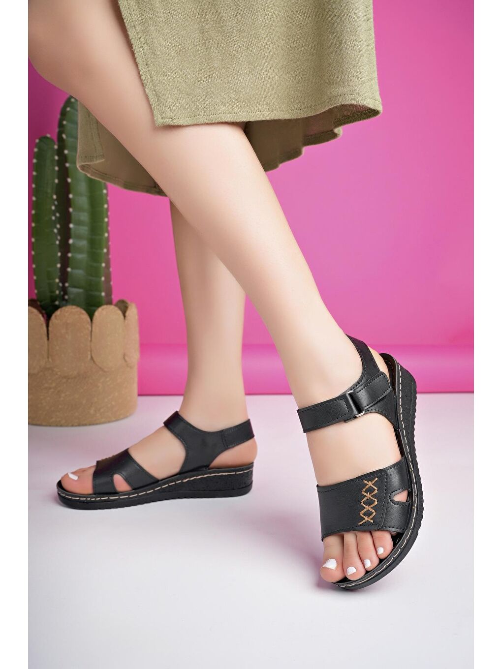 Siyah SALVA Rahat Kalıp Deri Görünümlü Cırtlı Tek Bant Kadın Sandalet-4