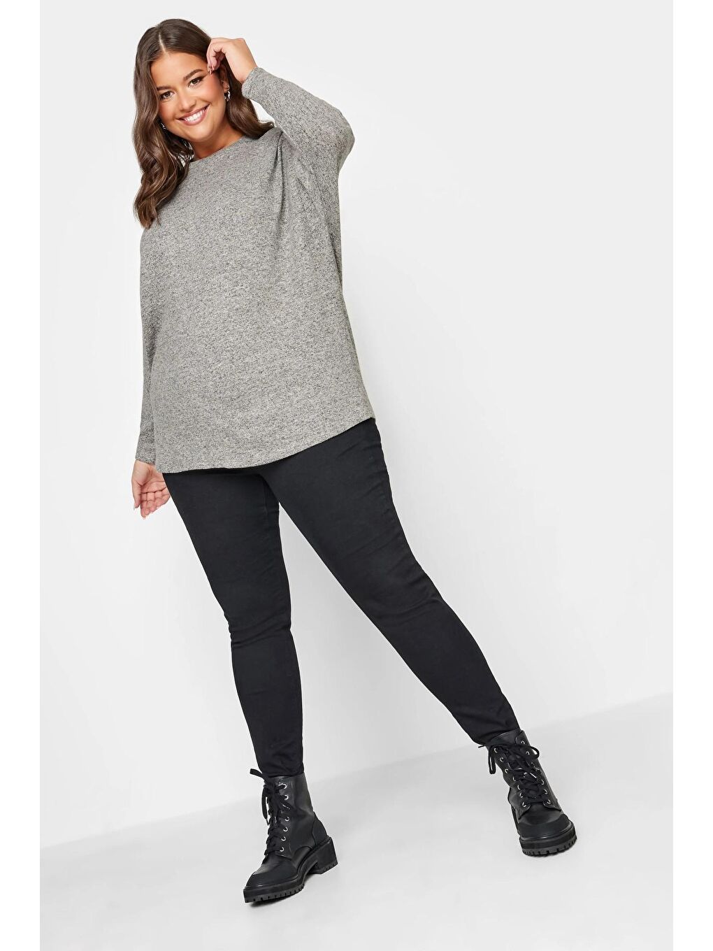 Gri Büyük Beden Önü Dikiş Detaylı Yumuşak Dokulu Örme Bluz 302600-1