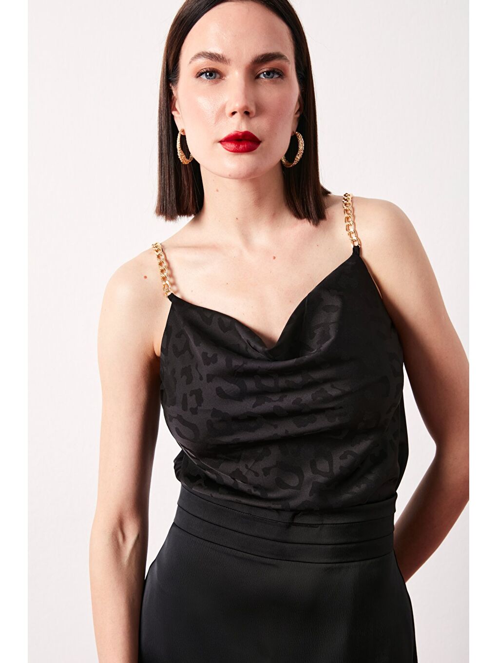 Zincir Askılı Saten Bluz - Siyah-2