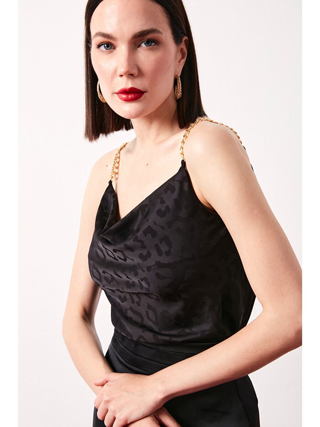 Zincir Askılı Saten Bluz - Siyah-3