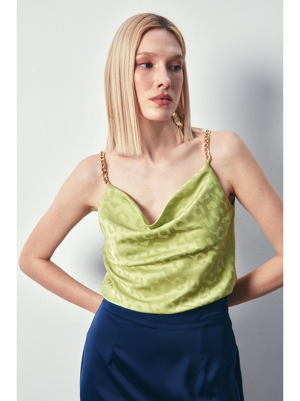 Zincir Askılı Saten Bluz - Yağ Yeşili-1