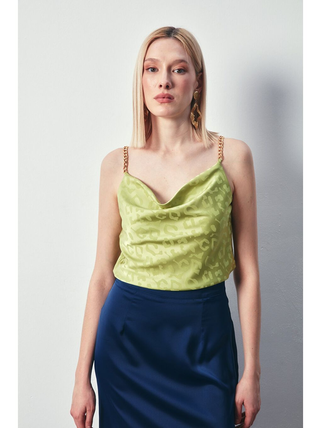 Zincir Askılı Saten Bluz - Yağ Yeşili-2