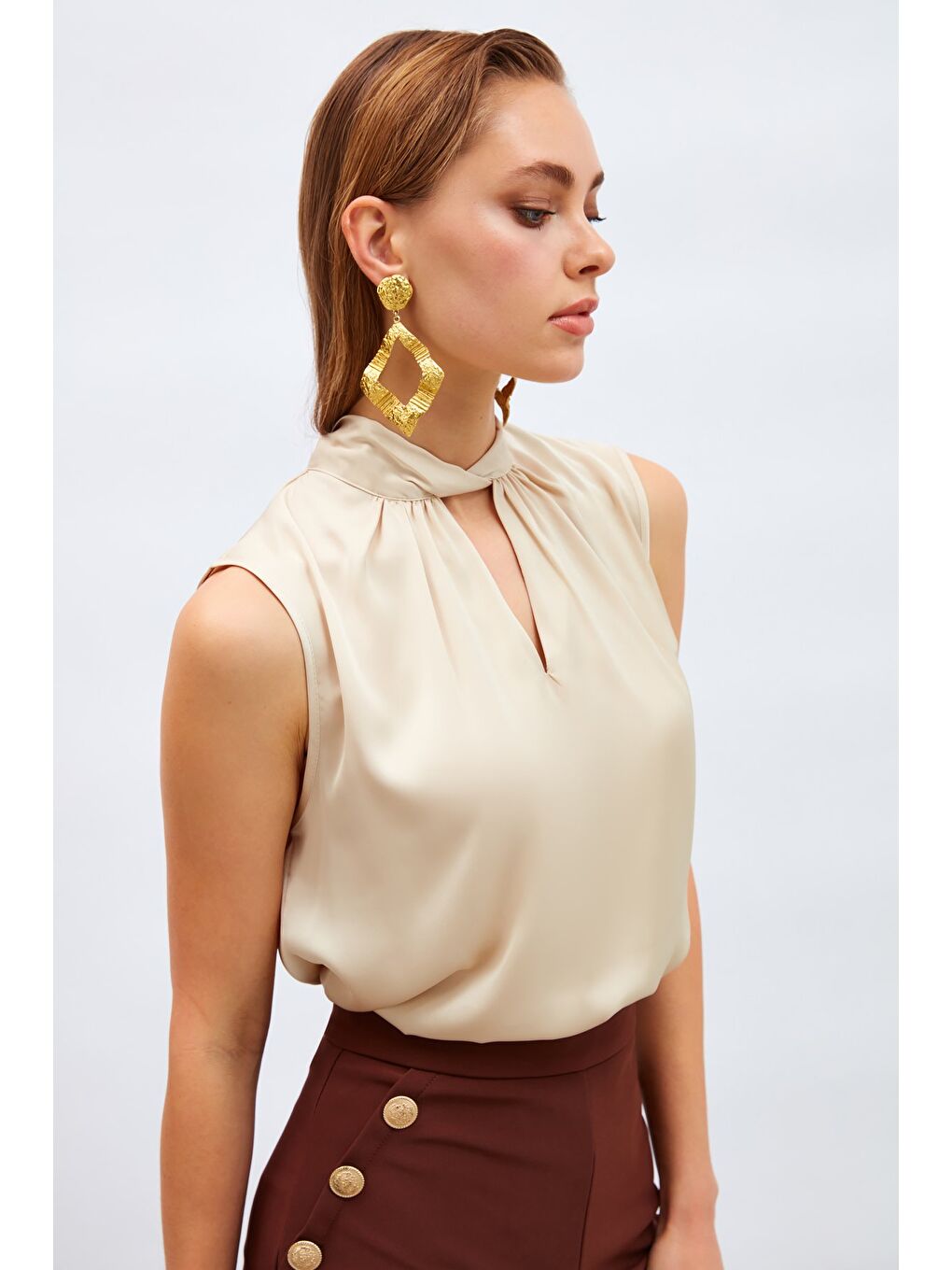 Bej Yaka Detaylı Saten Bluz - Taş