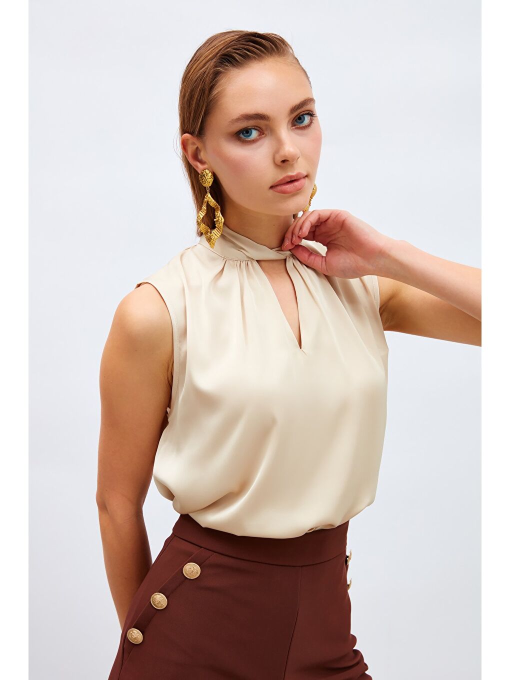 Bej Yaka Detaylı Saten Bluz - Taş-1