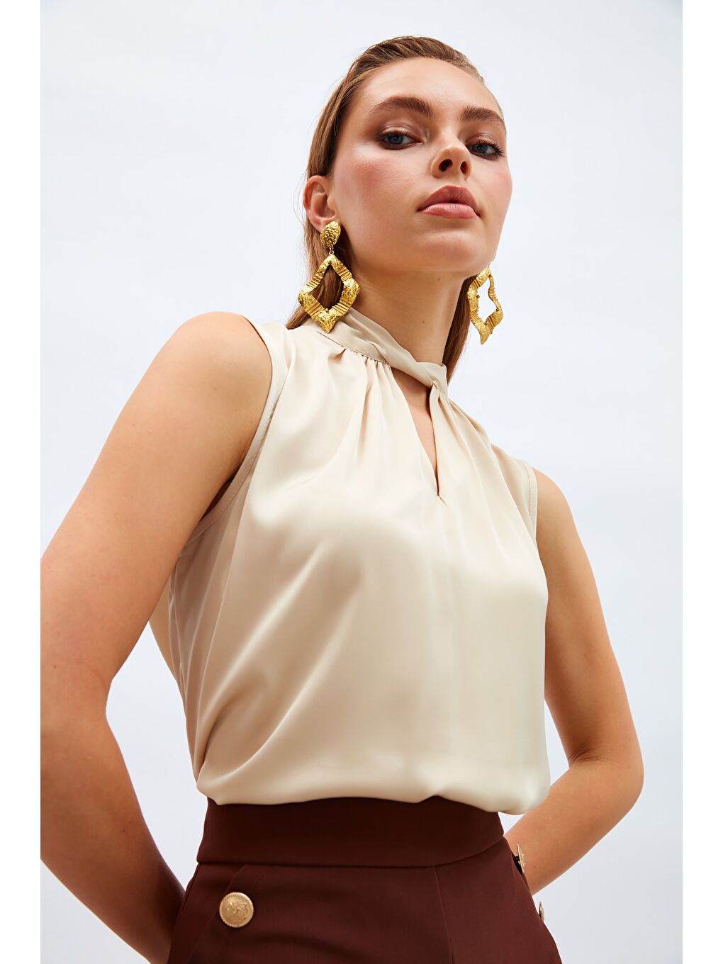 Bej Yaka Detaylı Saten Bluz - Taş-4