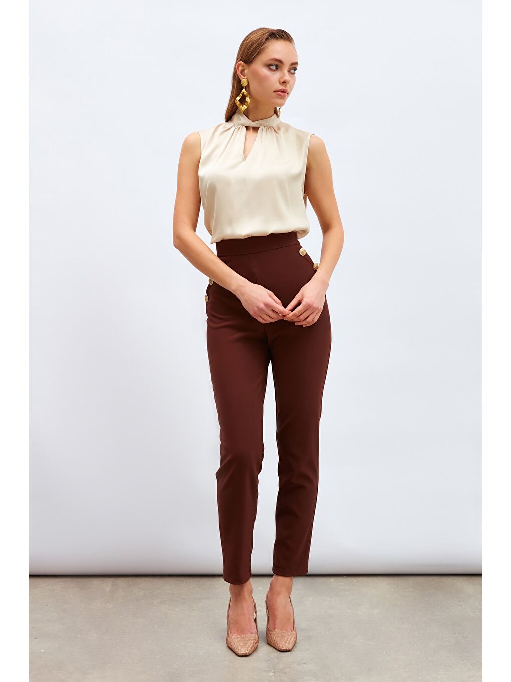 Bej Yaka Detaylı Saten Bluz - Taş-5