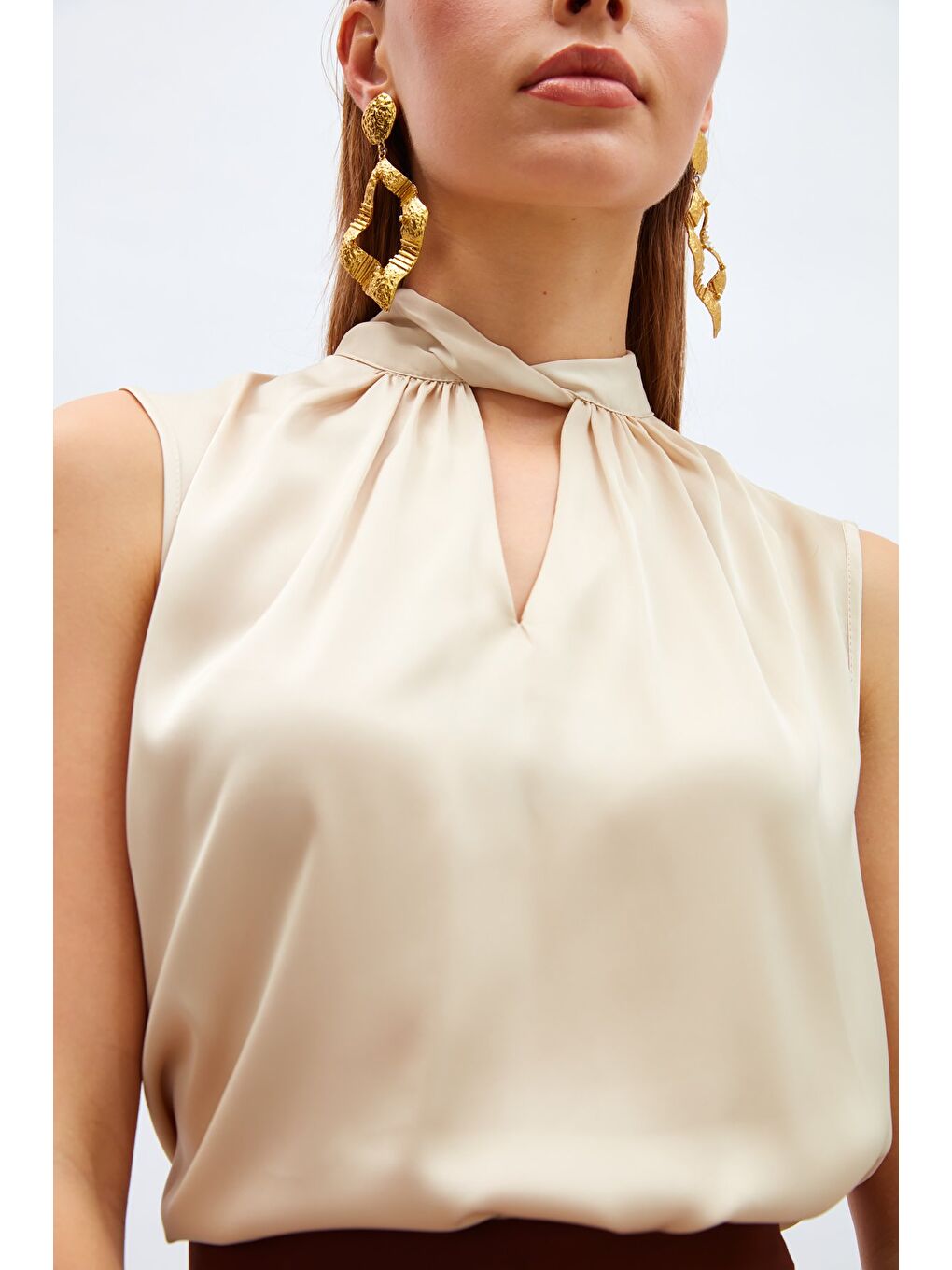 Bej Yaka Detaylı Saten Bluz - Taş-6