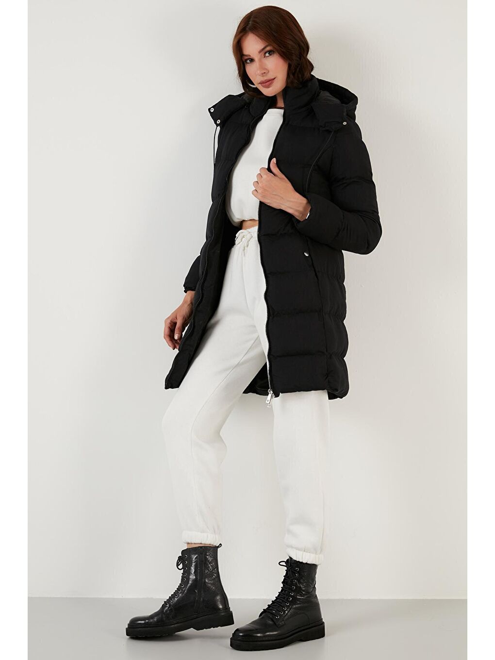 Siyah Fermuarlı Çıkarılabilir Kapüşonlu Uzun Şişme Mont 602SAHRA