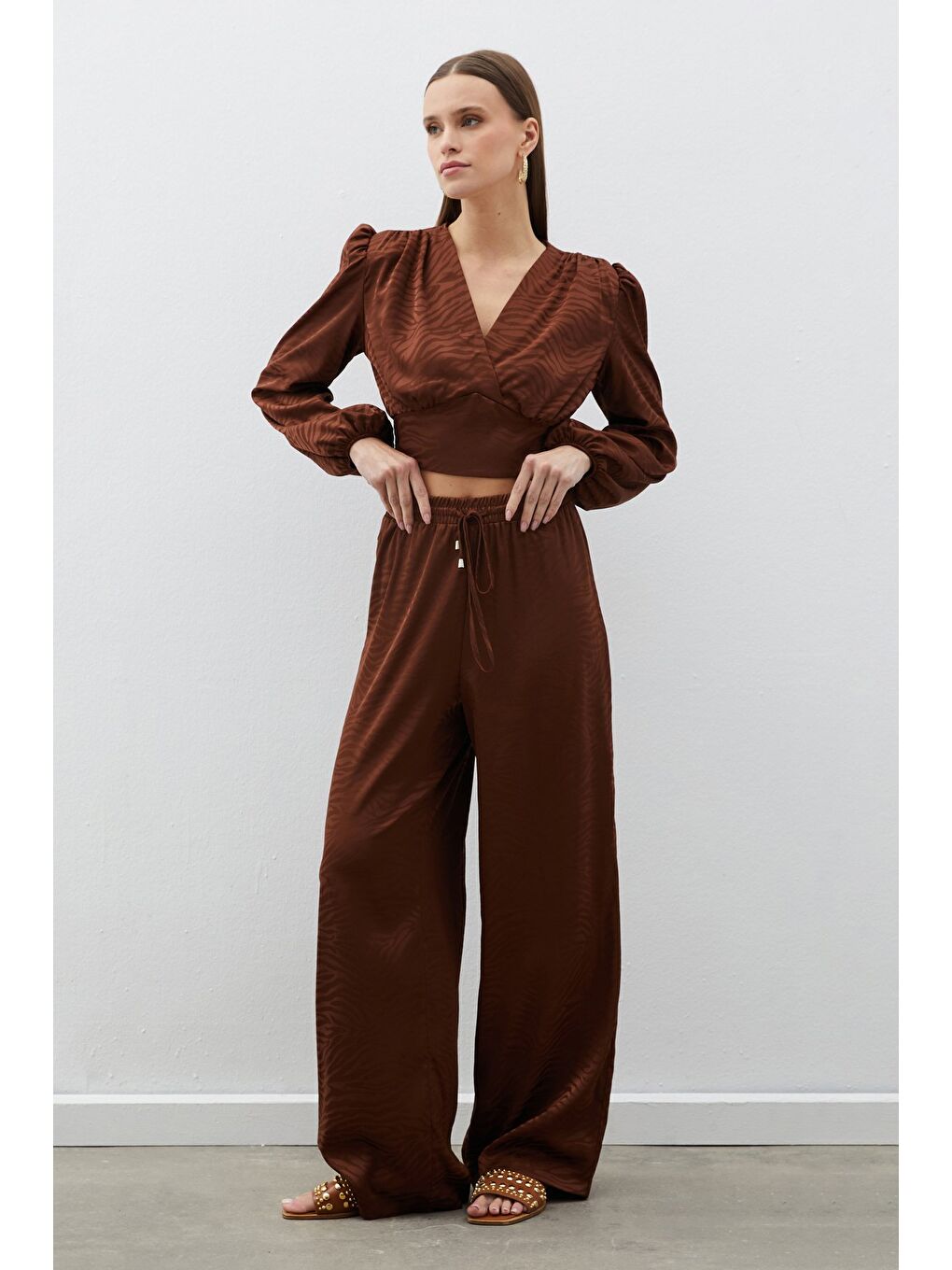 Kahverengi Desenli Kruvaze Saten Bluz - Kahve-1