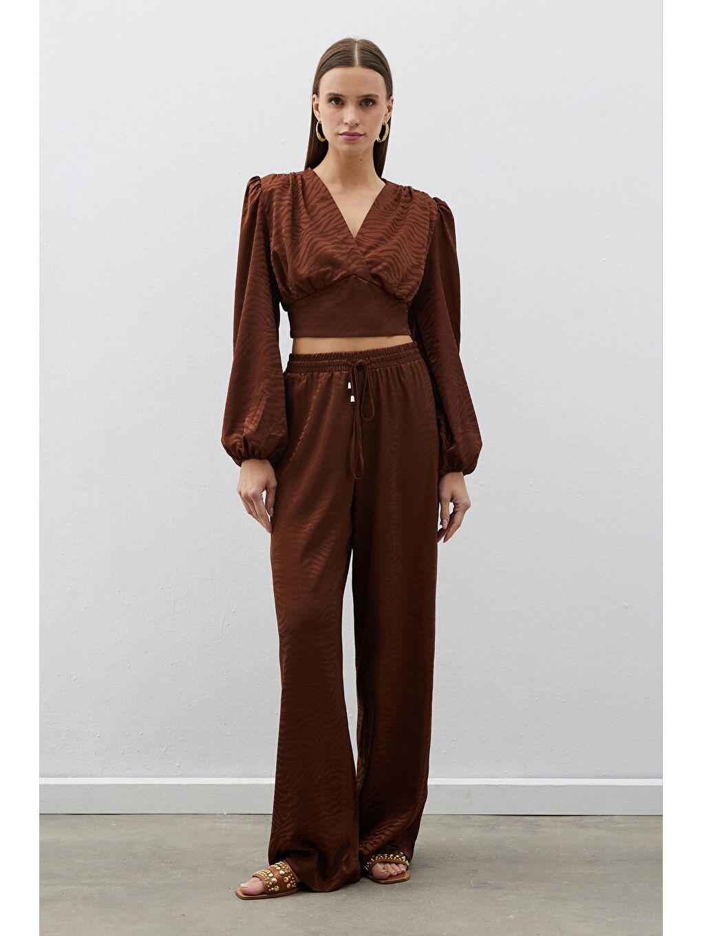 Kahverengi Desenli Kruvaze Saten Bluz - Kahve-2