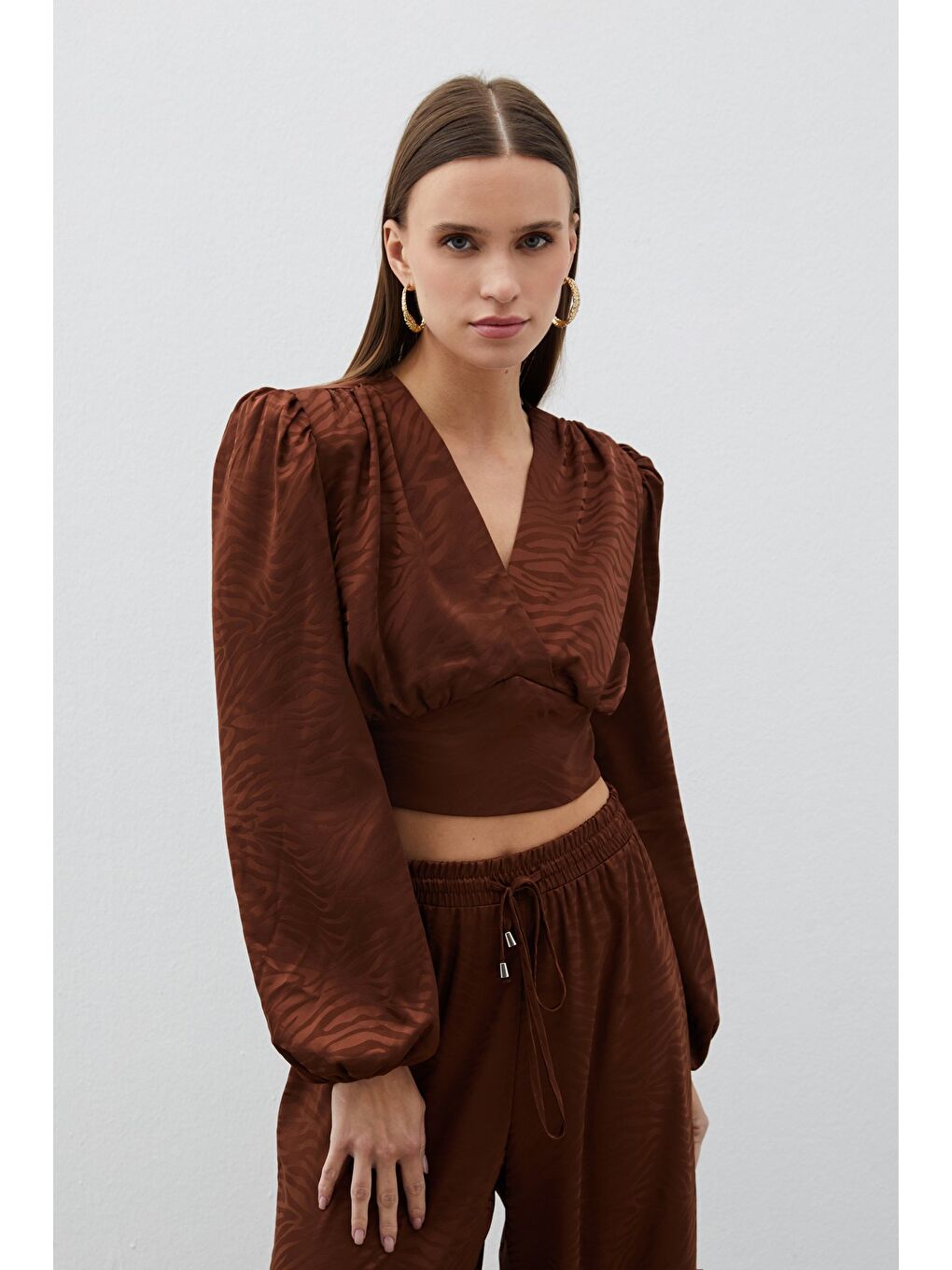 Kahverengi Desenli Kruvaze Saten Bluz - Kahve-3