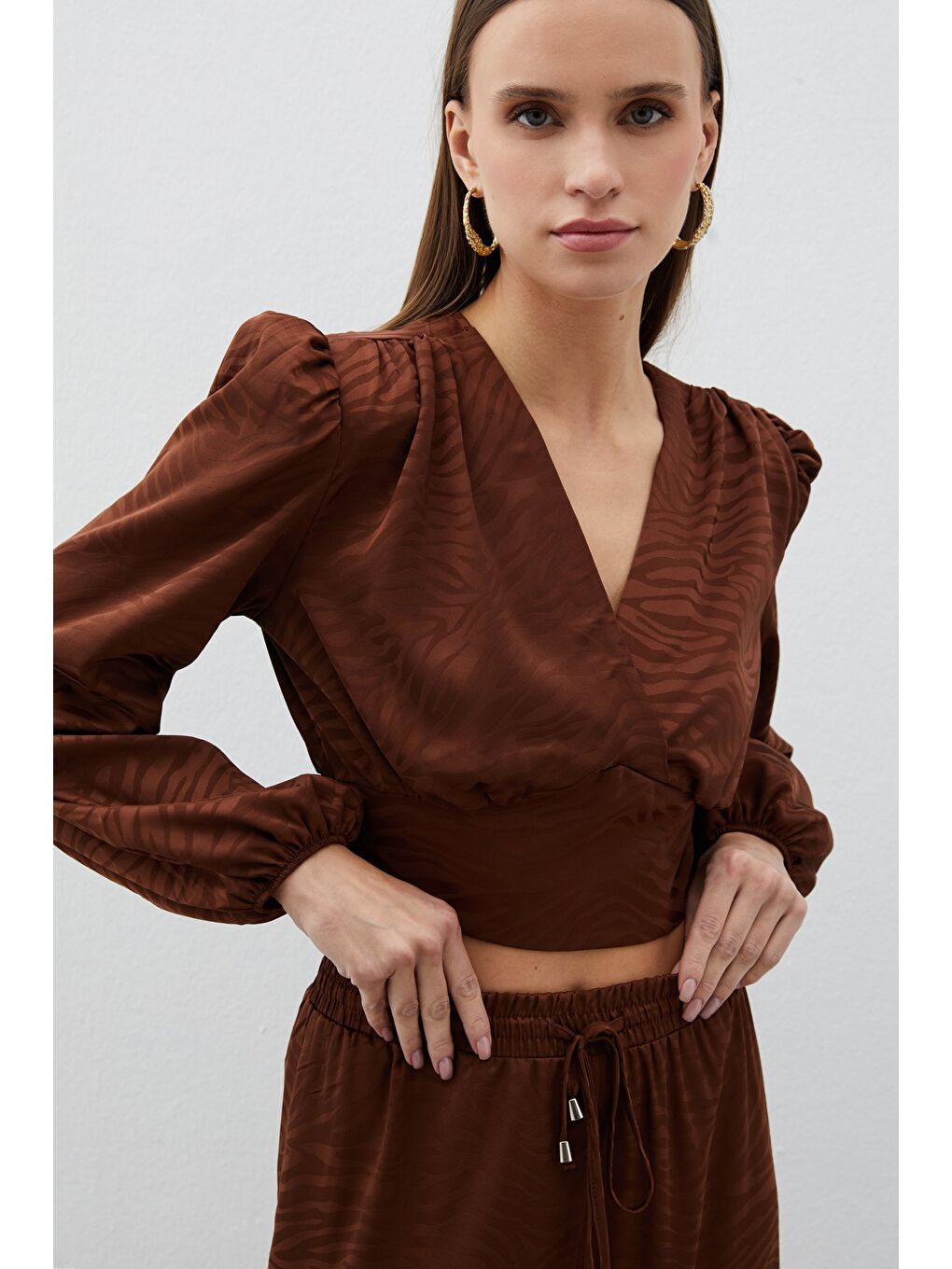 Kahverengi Desenli Kruvaze Saten Bluz - Kahve-4