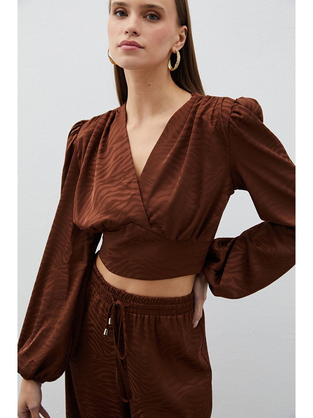 Kahverengi Desenli Kruvaze Saten Bluz - Kahve-5