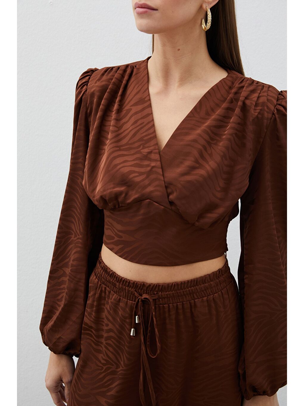 Kahverengi Desenli Kruvaze Saten Bluz - Kahve-6